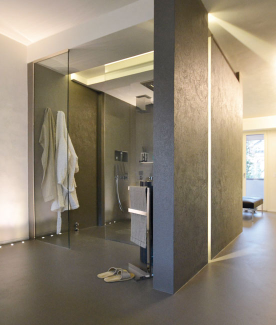salle de bain en oltremateria, un matériau utilisé par la société materia