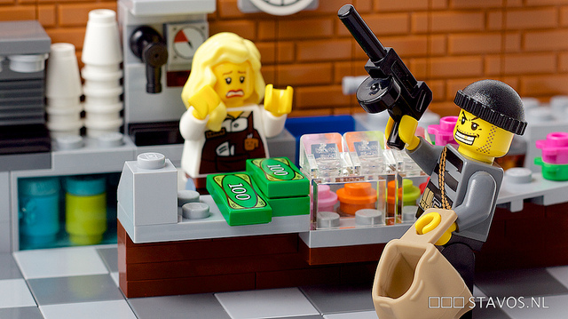 Mise en scène de cambriolage avec des Lego.