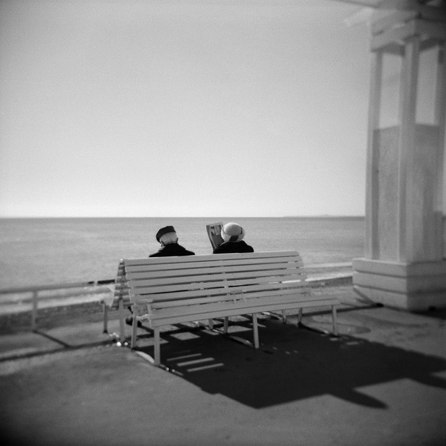 Deux retraités sur un banc de la Promenade des Anglais.