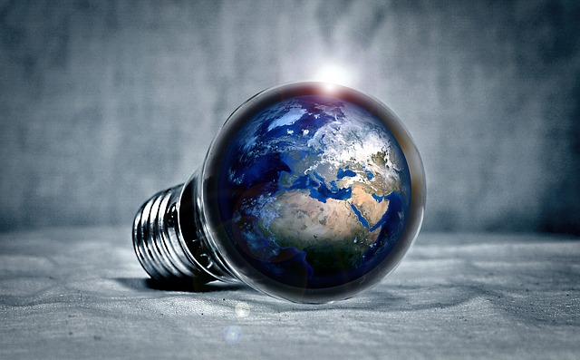 Planète dans une ampoule pour sensibiliser aux enjeux des travaux de bricolage et de rénovation énergétique.