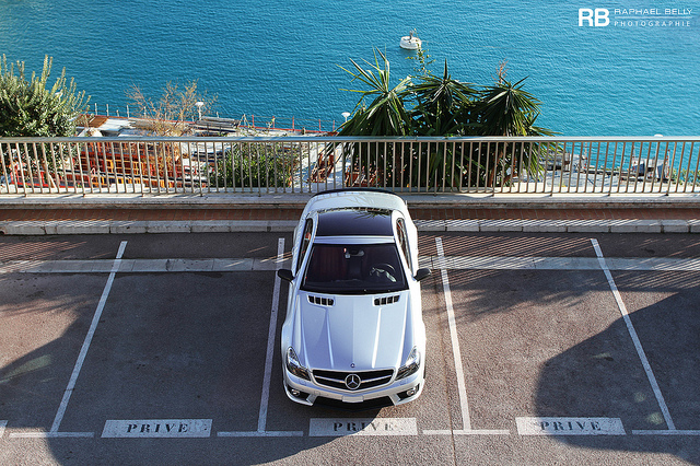 Mercedes garée sur un parking au-dessus de la mer à Monaco.