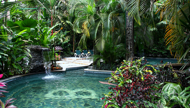 Vue une piscine d'hôtel au Costa Rica.
