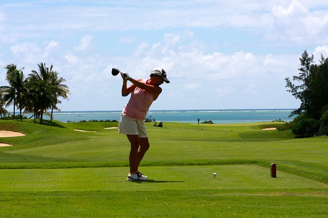 Femme qui joue au golf lors d'une croisière.