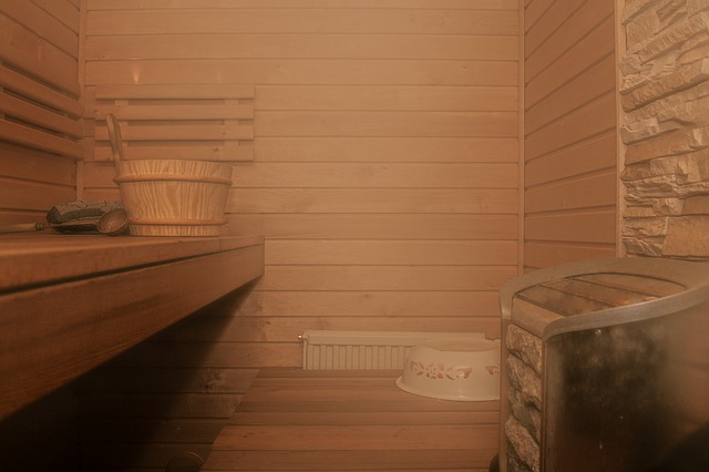 Intérieur de sauna tradiitonnel en bois.