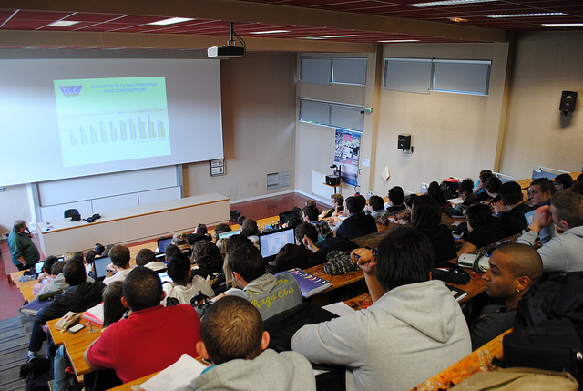 étudiants dans amphithéâtre