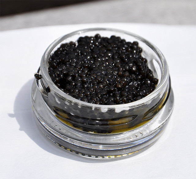 Du caviar dans un pot en verre.