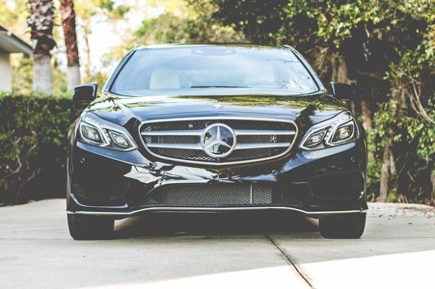 C'est une voiture de luxe noir.